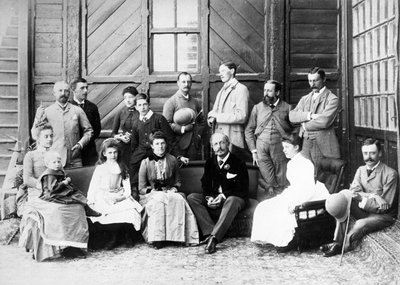 Lord e Lady Dufferin e Gruppo al Viceregal Lodge, Shimla da English Photographer